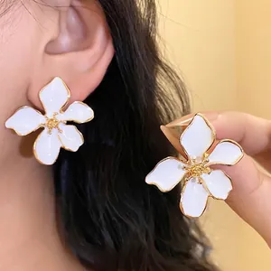 French Vintage Enamel Flower Stud Earrings For Women White Gold Plated Alloy Floral Earrings With Silver Earring Post Elegant Niche Jewelry