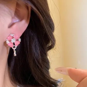 Eleganti orecchini a cuore in argento con diamanti rosa scintillanti per donne