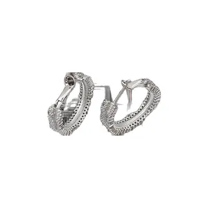 Eleganti orecchini a cerchio in argento con pavé di zirconi cubici luccicanti.