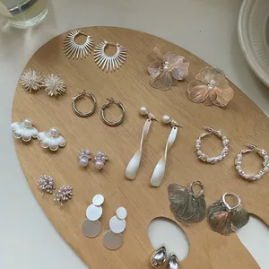 Moderne Minimalistische Legierung Geometrische Ohrstecker Mit 925 Sterlingsilber Ohrstecker-Stift Künstliche Perle Strass Schmuck Für Damen