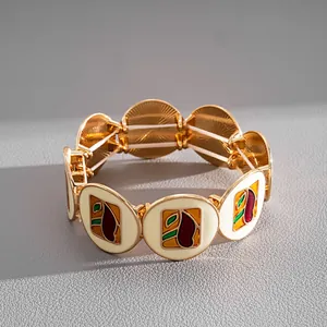 Vue détaillée d'un bracelet élastique en émail artistique avec des motifs en résine