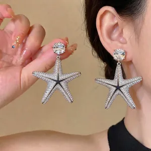 Orecchini a perno a forma di stella marina in zircone con ago in argento da donna