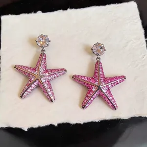 Eleganti orecchini pendenti a stella marina con zirconi rosa e ago d'argento lusso