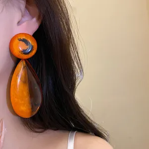 Vintage-Stil große orangefarbene Harz-Ohrhänger mit einzigartiger Marmor-Tintenstruktur