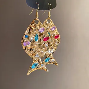 Vintage Gold Fish Pendant Drop Earrings With Multi-Color Rhinestones Wrinkled Texture Light Luxury Women Jewelry Gift