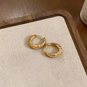 Eleganti orecchini a cerchio a forma di U testurizzati in oro dal design di lusso