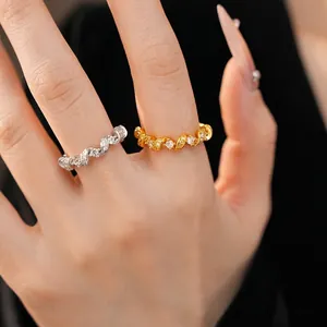 Bague en Cuivre Tordue Incrustée de Zirconia pour Femme Élégante Bague Géométrique Or Argent Bijoux