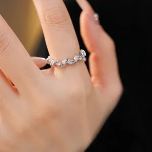 Bague élégante torsadée avec zircons étincelants portée sur la main en vue rapprochée