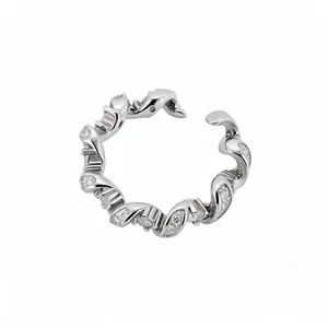 Bague torsadée élégante en argent avec incrustation de pierres de zircone cubique.