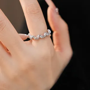 Vue macro détaillée d'une élégante bague torsadée en argent sertie de zircons cubiques