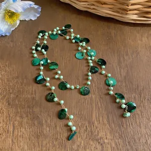 Collana di perle di conchiglia stile foresta bohémien con nappine verdi