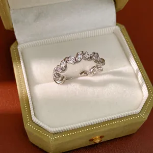 Bague torsadée élégante avec finition argentée et détails en zircone
