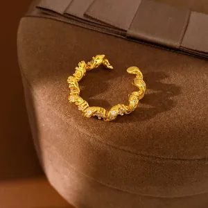 Vue détaillée d'une bague torsadée dorée ornée de zircons cubiques scintillants