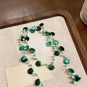 Collana bohémien stile foresta con dischi di conchiglia verdi e perline