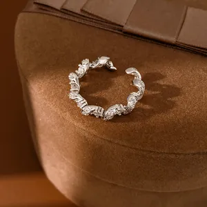 Gros plan d'une bague torsadée argentée ornée de zircons cubiques étincelants