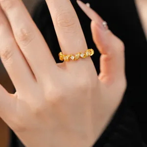 Gros plan d'une élégante bague torsadée en or sertie de zircons cubiques étincelants