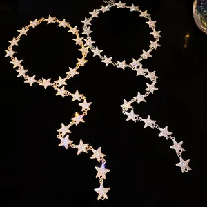 Vue détaillée de colliers ras de cou en forme d'étoile sertis de strass en or et argent
