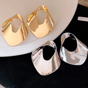 Eleganti orecchini a lobo geometrici cavi in finiture oro e argento per donna moda
