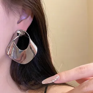 Orecchini a cerchio cavi geometrici in argento minimalisti con design a trama metallica liquida