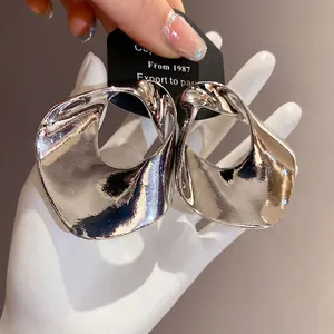 Orecchini geometrici cavi in metallo argento con elegante design a trama ondulata