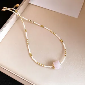 Elegante handgefertigte weiße Perlenkette mit rosa Kristallzylinder-Anhänger