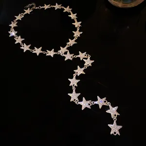 Vue détaillée d'un collier ras du cou en forme d'étoile argentée avec des strass brillants