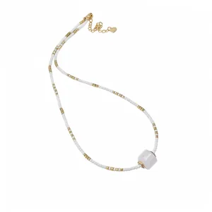 Elegante weiße Perlenkette mit rundem Steinanhänger und vergoldetem Verschluss