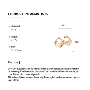 Vista dettagliata di orecchini d'oro geometrici con specifiche di materiale e dimensioni.
