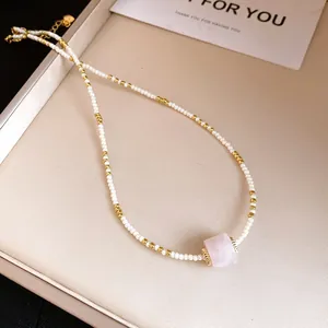 Detailansicht einer eleganten Kristallperlenkette mit einem rosa Steinanhänger