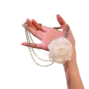 Elegante collana girocollo a più strati di strass con un grande fiore in chiffon bianco per donna