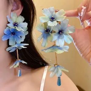 Boucles d'oreilles élégantes en tissu bleu avec pampilles et aiguilles en acier