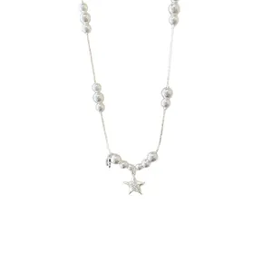 Élégant collier avec pendentif étoile en zircon et perles blanches sur chaîne argentée