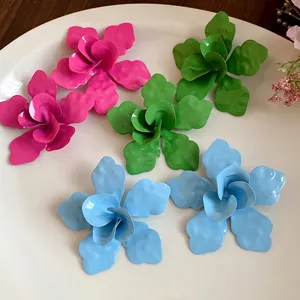 Pendientes de flores de esmalte vibrantes con agujas de acero, estilo vacaciones.