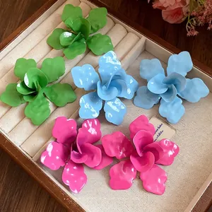 Pendientes de botón con flores de esmalte en verde azul y rosa estilo verano