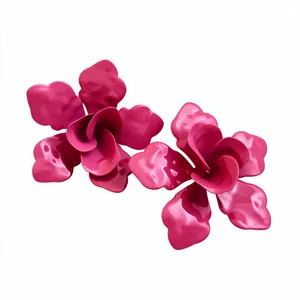 Elegantes pendientes de botón con flores rosa vibrante y acabado de esmalte brillante
