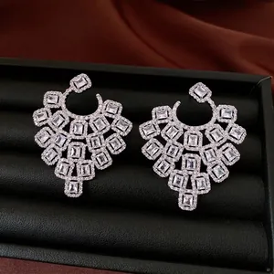 Eleganti orecchini in argento con zirconi rettangolari in un design a ventaglio