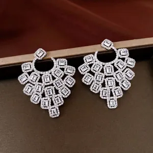 Orecchini a lampadario di lusso in stile francese con zirconi e eleganti pietre quadrate
