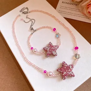 Ensemble collier et bracelet en perles roses avec étoiles étincelantes et perles