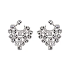Eleganti orecchini con perno in argento e zirconi quadrati a cascata per un look lussuoso.
