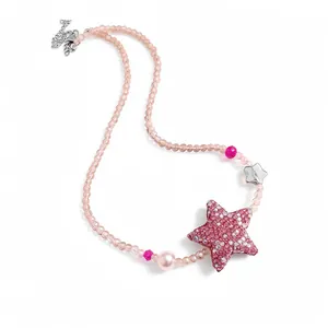 Collier élégant en perles roses avec un pendentif étoile en zircon et détail perle