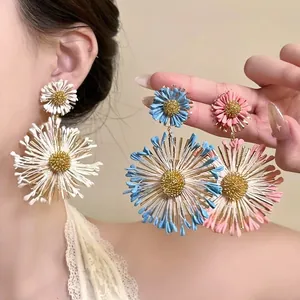 Grandi orecchini a margherita con petali colorati perfetti per le vacanze estive