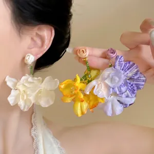 Eleganti orecchini a fiore in tessuto estivo per donna in bianco, giallo e viola