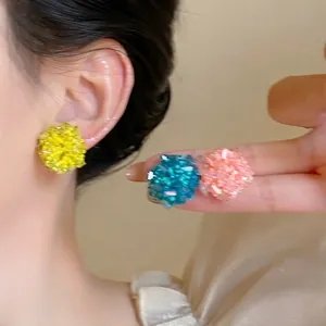 Orecchini a perno a fiori estivi con perline nei colori giallo, blu e rosa