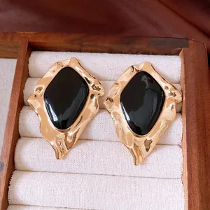 Orecchini geometrici vintage irregolari con smalto nero e una finitura dorata
