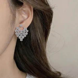 Dettaglio di lussuosi orecchini in zircone quadrato con uno stile vintage francese.
