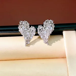 Élégantes boucles d'oreilles cœur en argent plaqué or 18 carats avec zircons brillants
