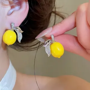 Orecchini a forma di limone con zirconi e design di frutta gialla lucida