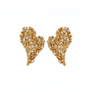 Boucles d'oreilles cœur dorées à l'or 18 carats avec pierres de zircone étincelantes