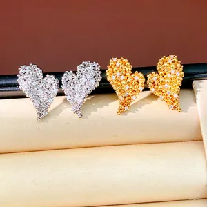 Vue détaillée de boucles d'oreilles cœur texturé avec zircons pavés étincelants
