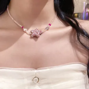 Vue rapprochée d'un collier avec pendentif étoile rose scintillant sur un mannequin
